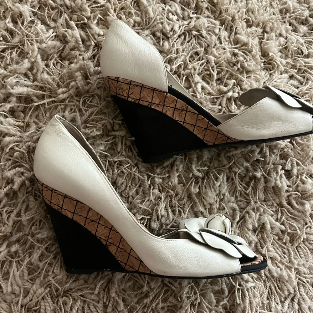 Chanel ivory leather Camellia d’orsay wedge with black accents - Picture 11 of 12